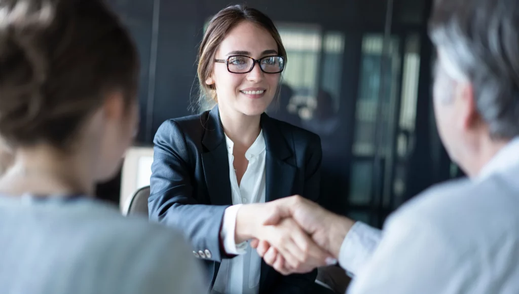 Handschlag nach einem erfolgreichen Recruiting-Gespräch mit HRComTec